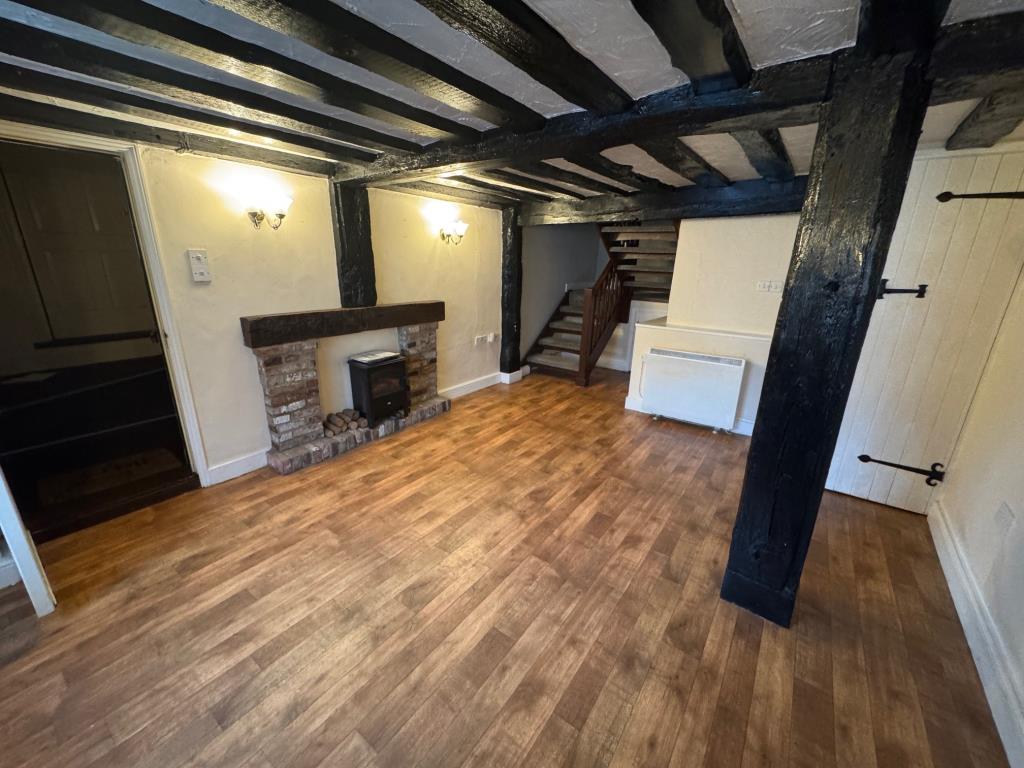 Lot: 109 - THREE-BEDROOM COTTAGE FOR IMPROVEMENT - Living room